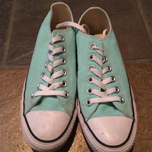 Women’s converse size 7 in sea foam green